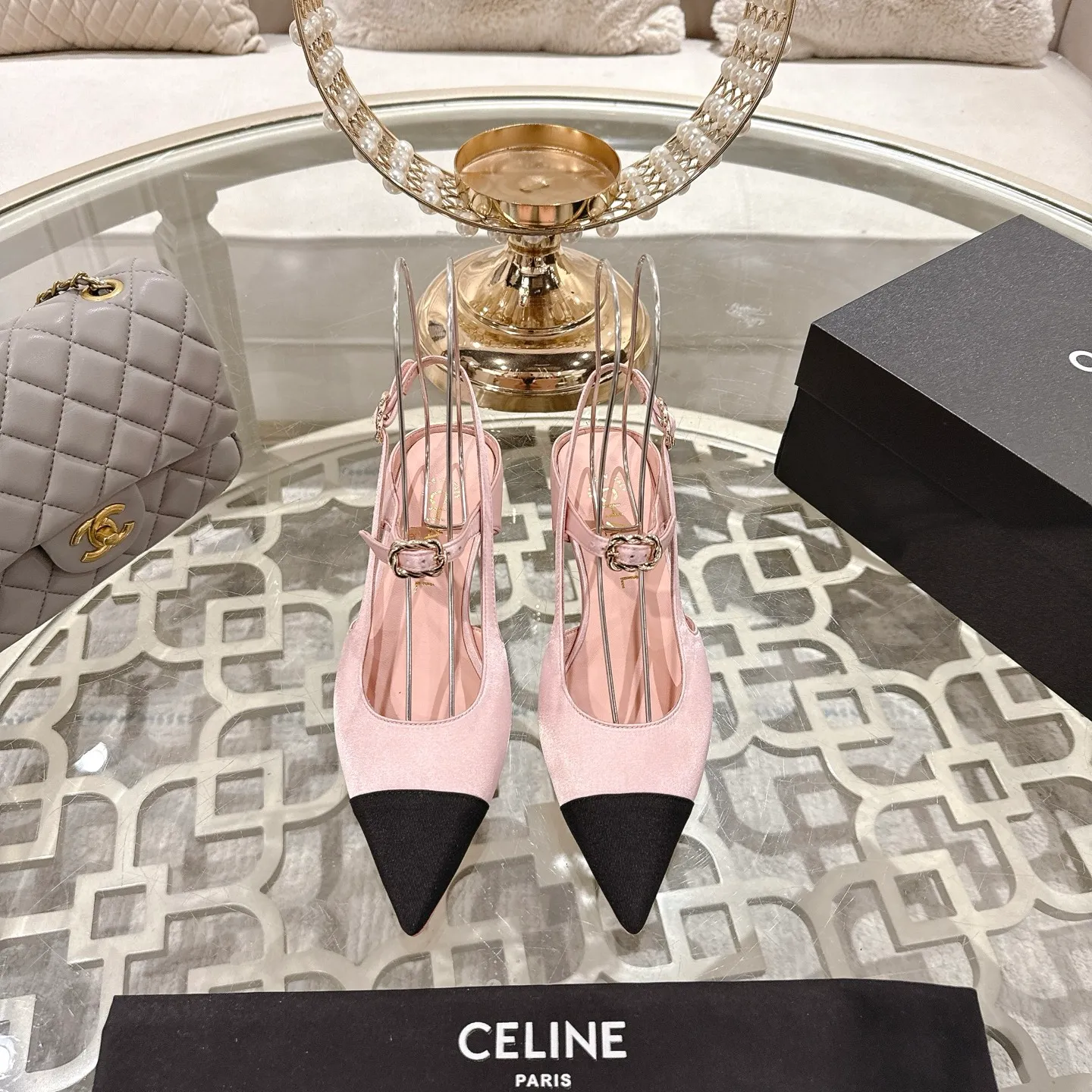 👟👟Ex-factory price 540👟👟 Chanel Xiaoxiang 25ss early spring new product silk satin sandals series French style, so beautiful that it is so beautiful! This is what an elegant and romantic fairy should be like! The minimalist color scheme and silk satin are deeply rooted in people's hearts. It goes well with skirts or casual wear! Fabric: Made of original customized silk Lining: Sheepskin Outsole: Genuine leather outsole imported from Italy Heel height: 4.5cm Size: 35-39 (40.41.42 customization is non-refundable)